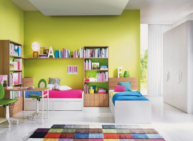 Habitación infantil con colores vivos